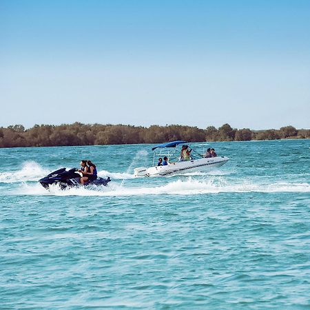Hotel The Wb Abu Dhabi, Curio Collection By Hilton Exterior foto Boating on the Murray River