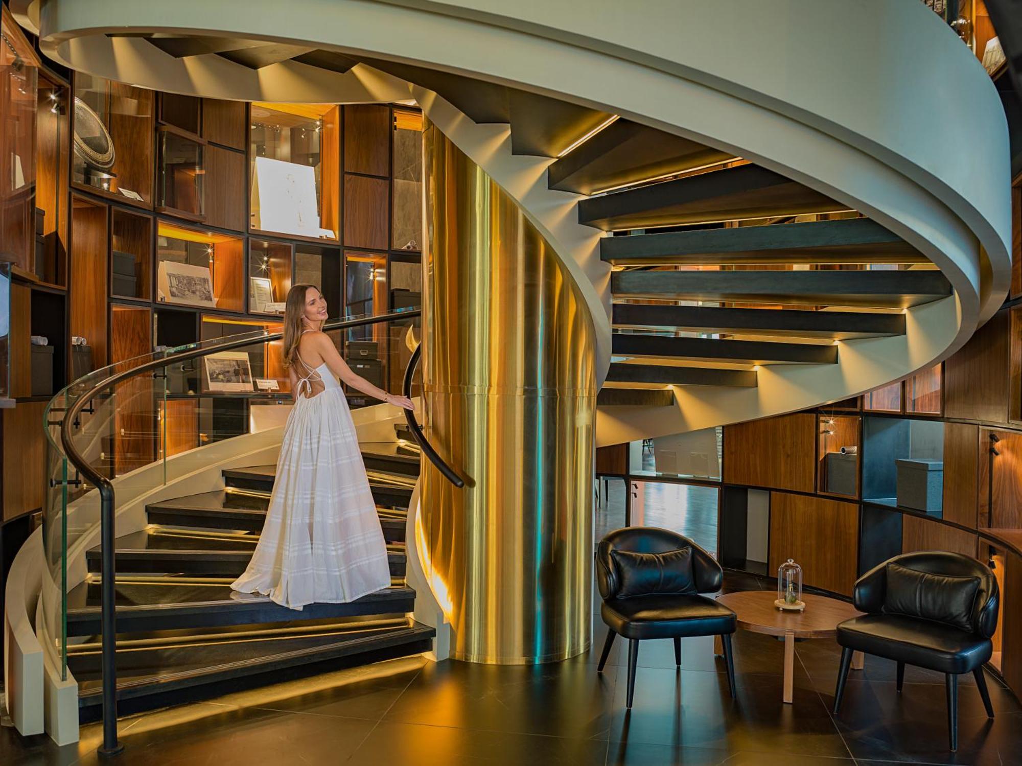 Hotel The Wb Abu Dhabi, Curio Collection By Hilton Exterior foto The staircase at the lobby