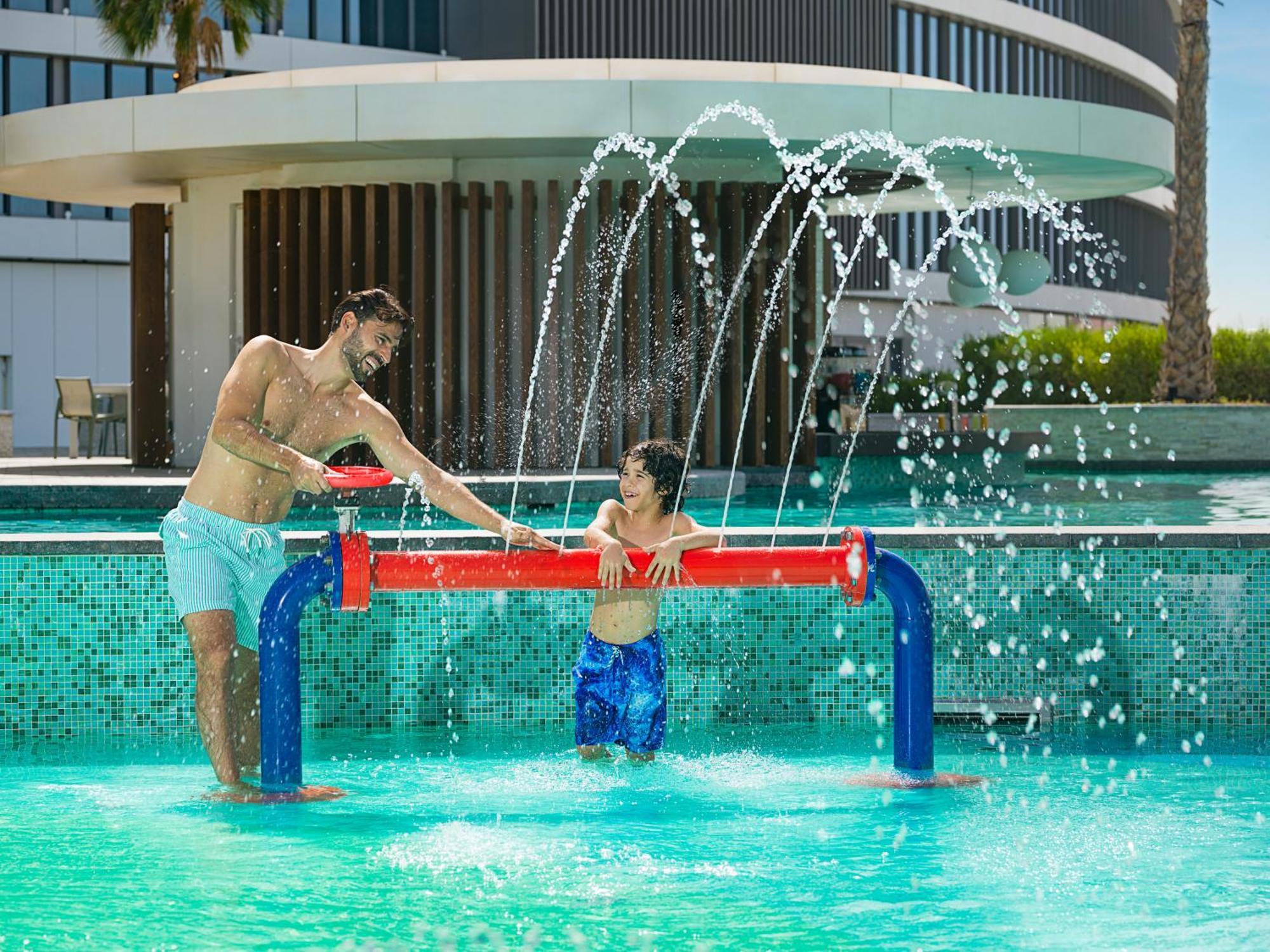 Hotel The Wb Abu Dhabi, Curio Collection By Hilton Exterior foto A father and son playing water hockey