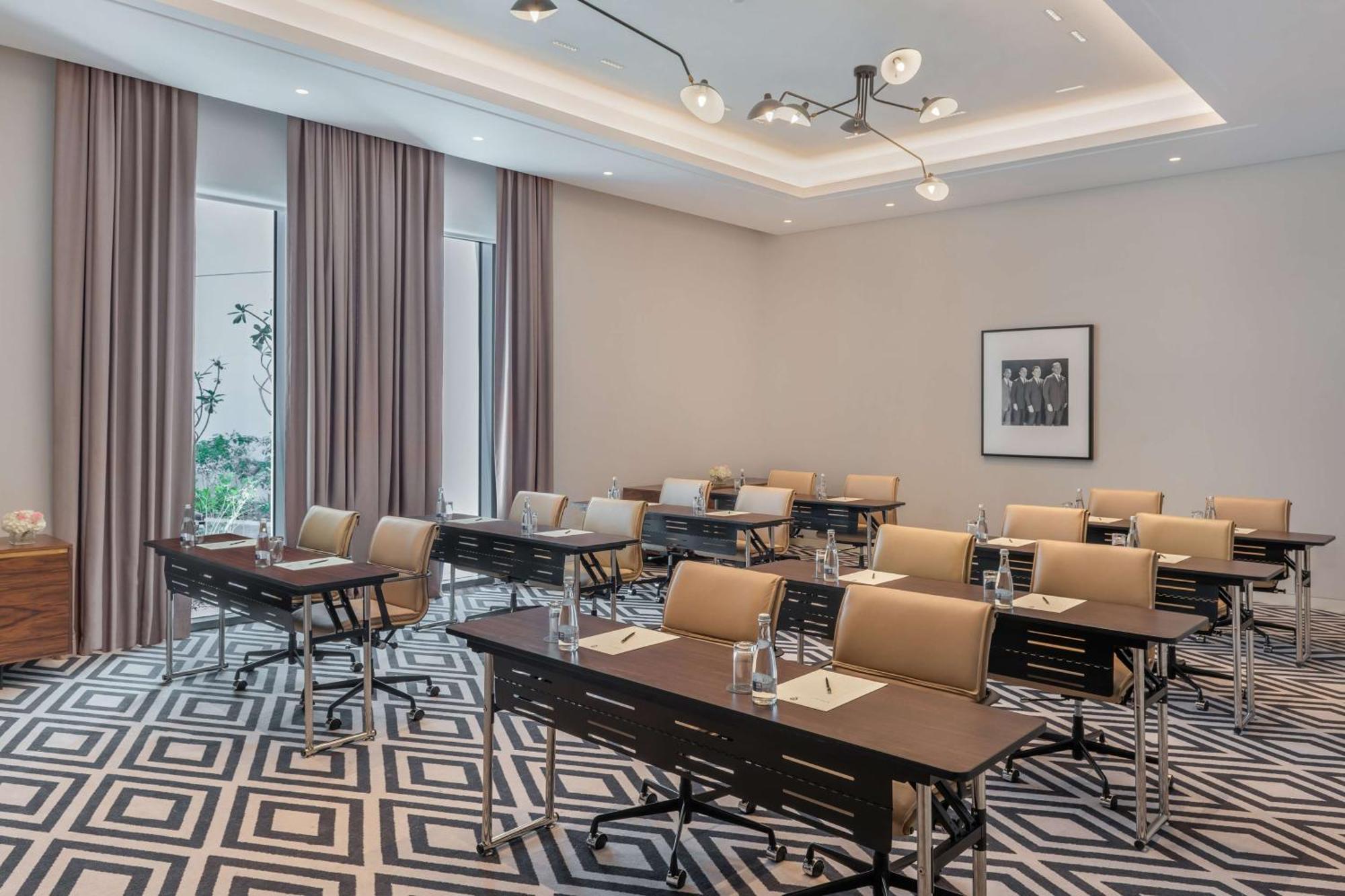 Hotel The Wb Abu Dhabi, Curio Collection By Hilton Exterior foto Meeting room