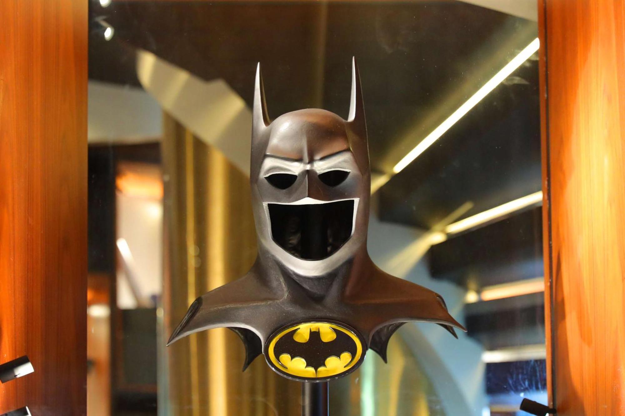 Hotel The Wb Abu Dhabi, Curio Collection By Hilton Exterior foto The Bat-Signal