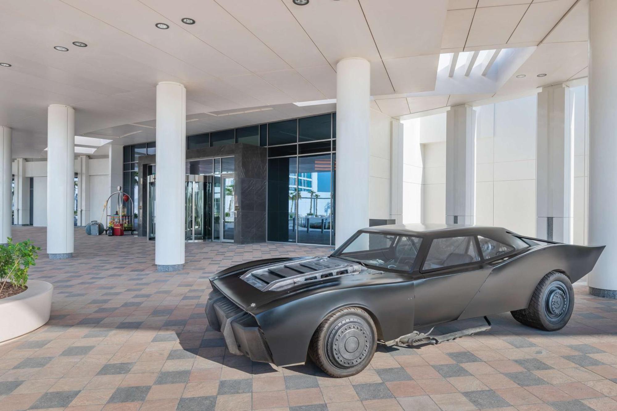 Hotel The Wb Abu Dhabi, Curio Collection By Hilton Exterior foto The Batmobile