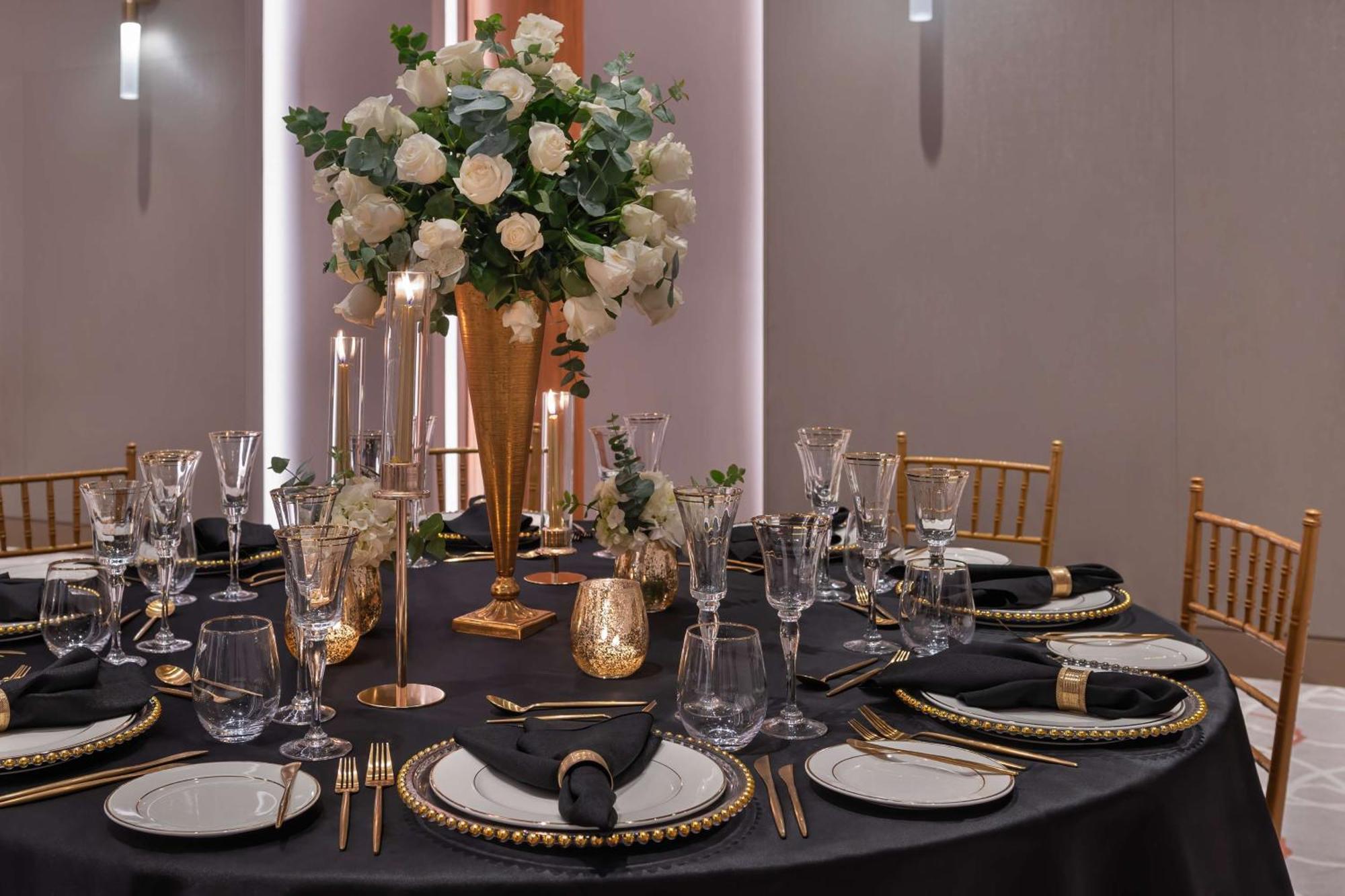 Hotel The Wb Abu Dhabi, Curio Collection By Hilton Exterior foto A table set for a formal dinner